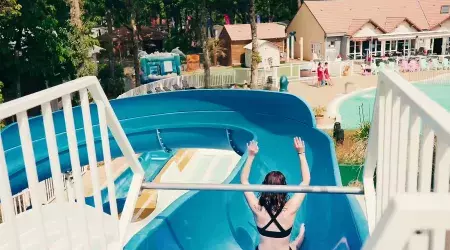 Glisser à l'espace aquatique au camping Siblu Les Pierres Couchées