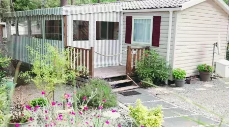 Un des nombreux hébergements au camping Siblu Les Pierres Couchées
