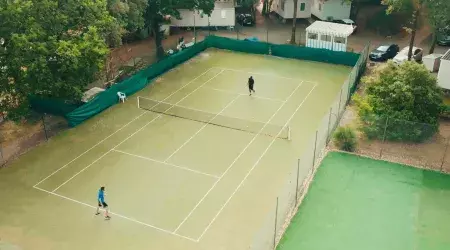 Faire un tennis au camping Siblu Les Pierres Couchées