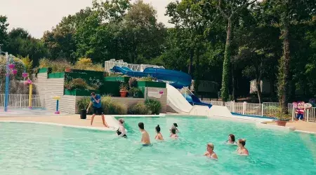 L'espace aquatique avec l'aquagym au camping Les Pierres Couchées 