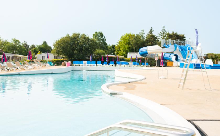 La piscine ouverte au Domaine de Dugny