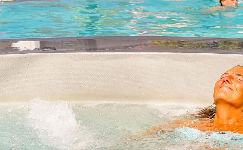 Bain à bulle à la piscine du camping le Conguel