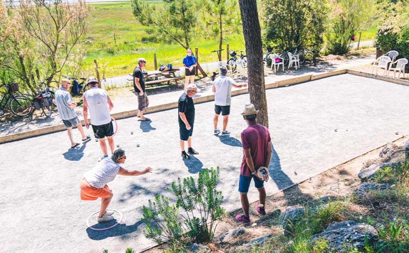 Jouer à la pétanque au Camping Bonne Anse Plage