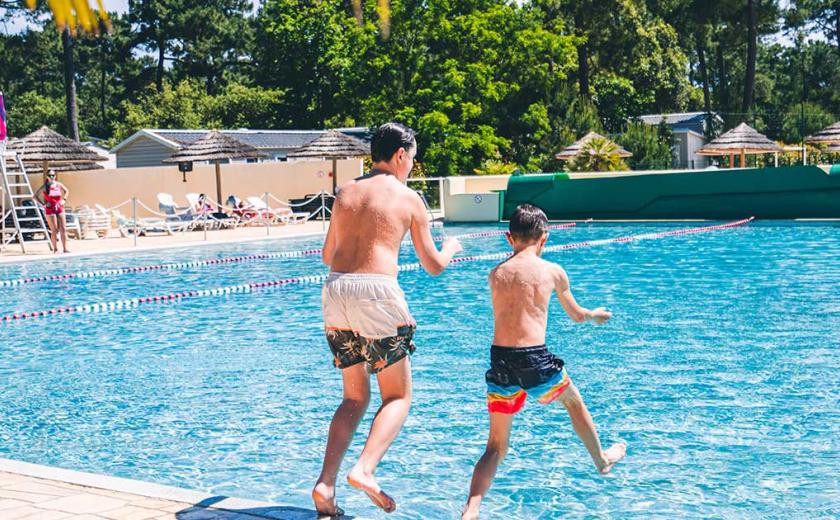 Les enfants jouent à la piscine de Bonne Anse Plage