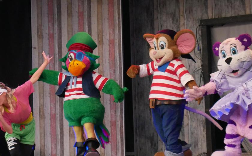 Spectacle pour les enfants avec mascotte au camping Bonne Anse Plage