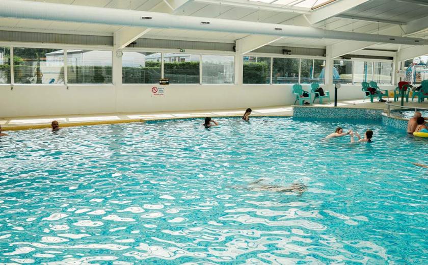 Barbotter dans la piscine couverte et chauffée du camping Siblu Les Charmettes