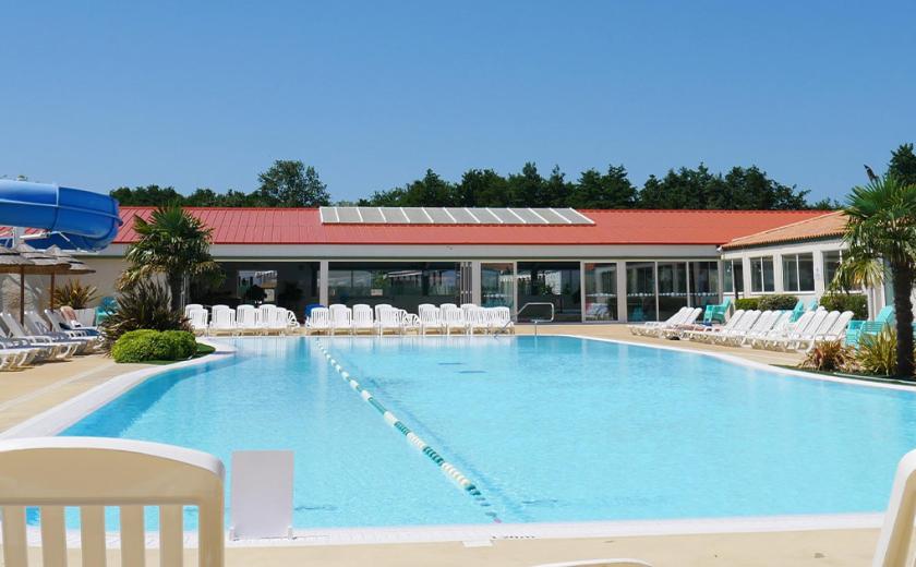 Une des piscines du camping Siblu Les Charmettes avec ligne d'eau