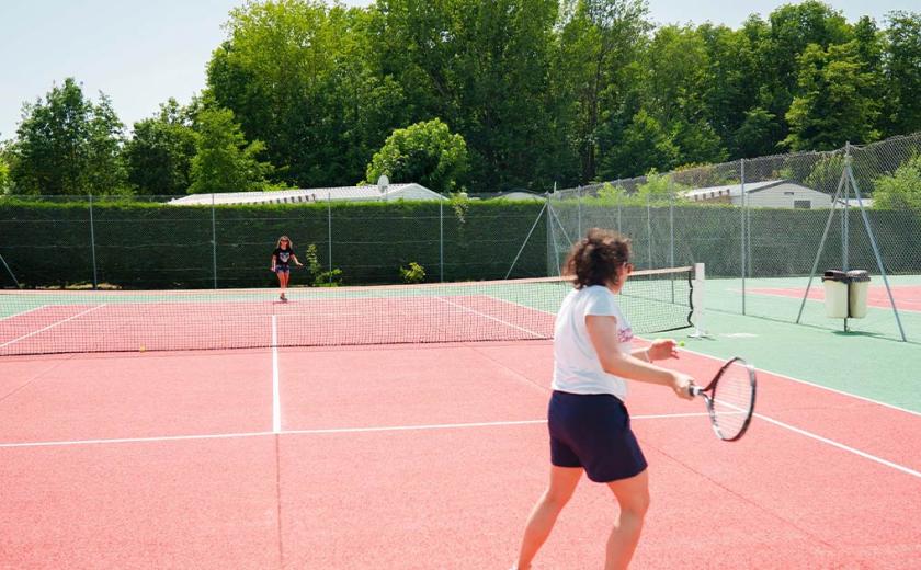 Cours de tennis au camping Les Charmettes entre amis