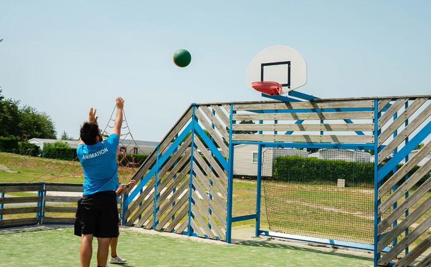 Terrain multisport idéal pour jouer en famille ou entre amis