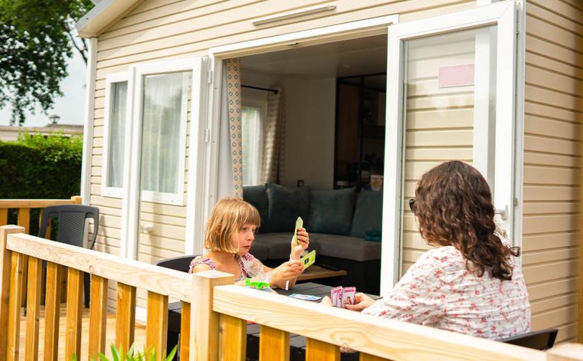 S'amuser sur le terrasse du superbe mobil home Siblu Villages