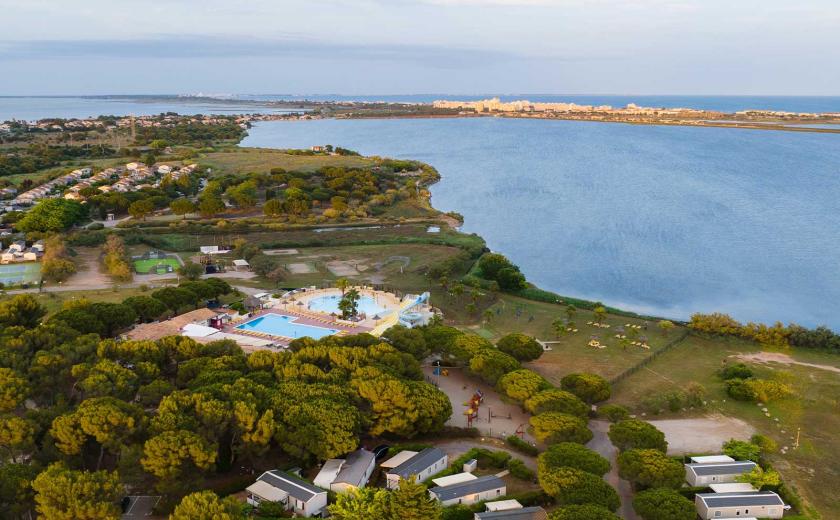 La magnifique vue aérienne du camping Siblu Villages Le Lac des Rêves