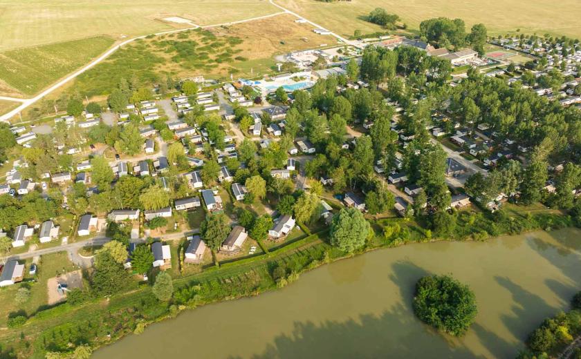 La magnifique vue aérienne du camping Siblu Villages Domaine de Dugny 1