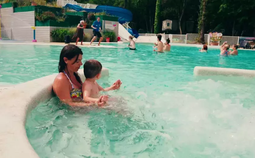 Profiter des bulles dans la piscine au camping Siblu Les Pierres Couchées