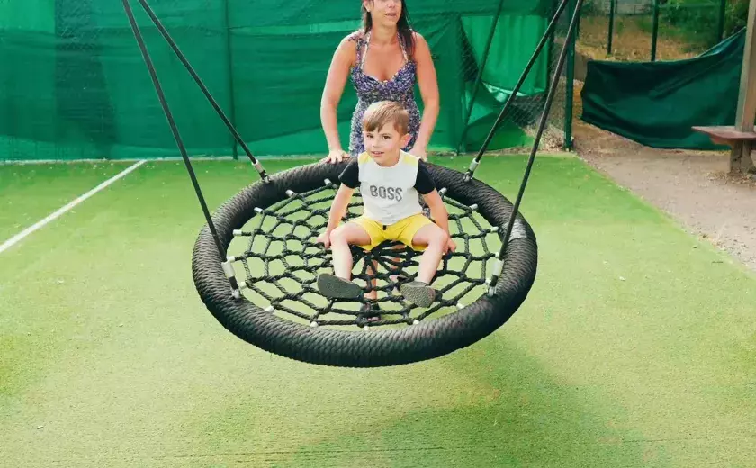 Se balancer avec la balançoire du camping Siblu Les Pierres Couchées