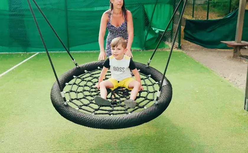 Le plaisir de faire la balançoire au camping Siblu Les Pierres Couchées