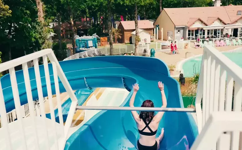 Glisser à l'espace aquatique au camping Siblu Les Pierres Couchées