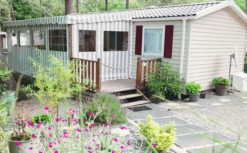 Un des nombreux hébergements au camping Siblu Les Pierres Couchées