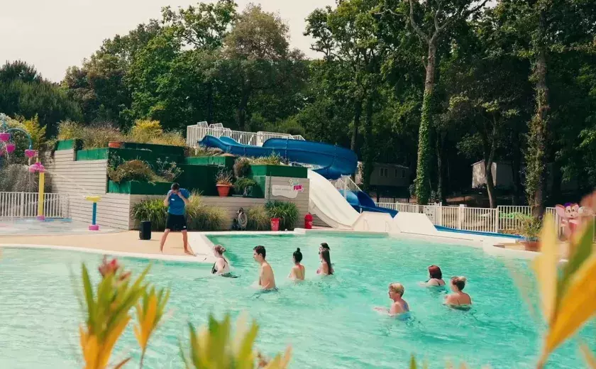 Un cour d'aquagym au camping Siblu Les Pierres Couchées
