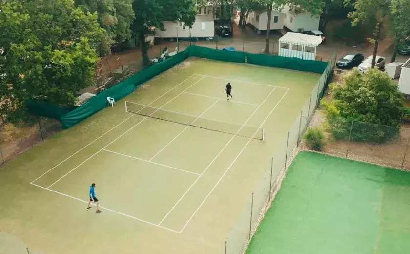 Faire un tennis au camping Siblu Les Pierres Couchées