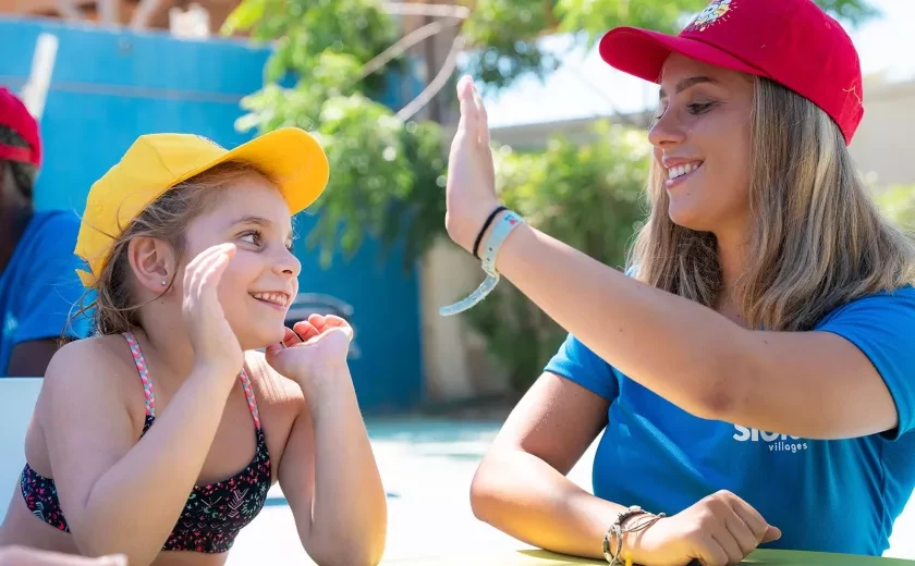 Jeux avec les animateurs au club enfants au camping Siblu Le Marisol