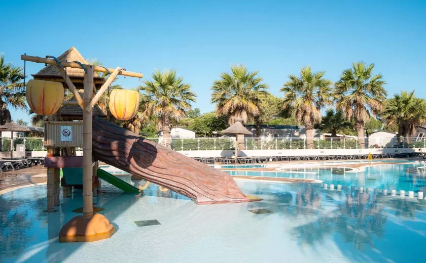 Les toboggans pour les enfants dans l'espace aquatique du camping Siblu Le Marisol