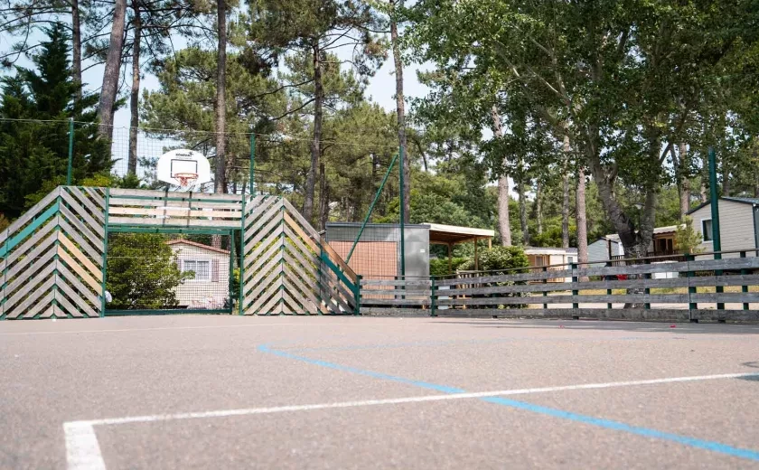 Terrain multisport du camping Siblu Villages Les Embruns