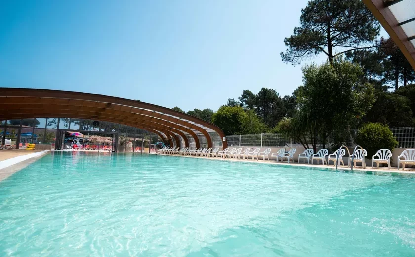 La piscine couverte du camping Siblu Villages Les Embruns